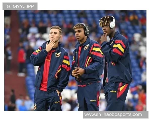 费尔明与佩德里庆祝西超杯夺冠合影分享助攻喜悦与冠军荣耀 费尔明与佩德里庆祝西超杯夺冠合影分享助攻喜悦与冠军荣耀